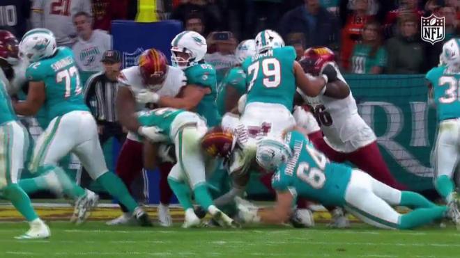 El placaje de los Commanders a los Dolphins.