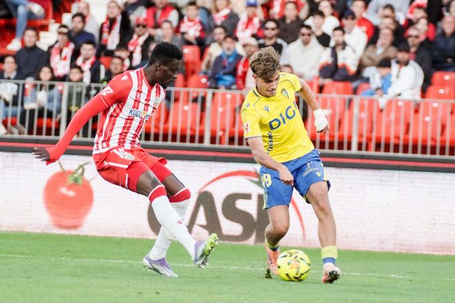 José Antonio de la Rosa encara a Baba en el Almería-Cádiz (Foto: LALIGA).
