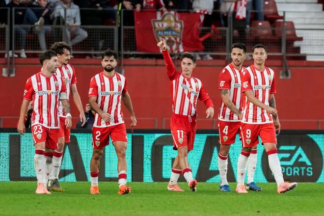 Sergio Arribas celebra su gol en el Almería-Cádiz (Foto: LALIGA).