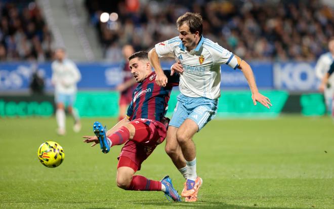 Martín Aguirregabiria celebra su golazo en el Real Zaragoza-Huesca (Foto: LALIGA).