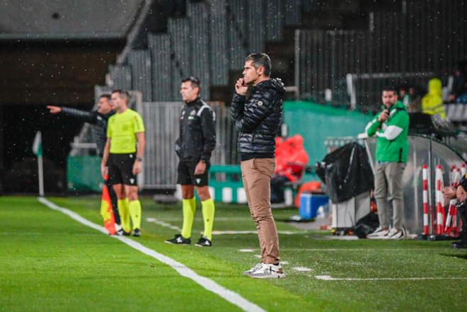 Antonio Hidalgo, en la banda durante el Córdoba-Dépor (Foto: LALIGA).