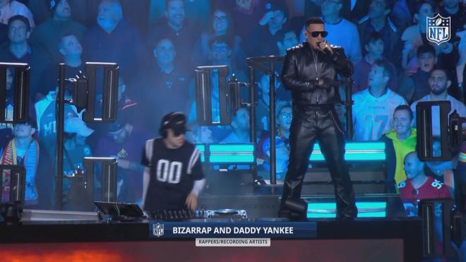 Bizarrap y Daddy Yankee, en el descanso del partido de la NFL en el Bernabéu.