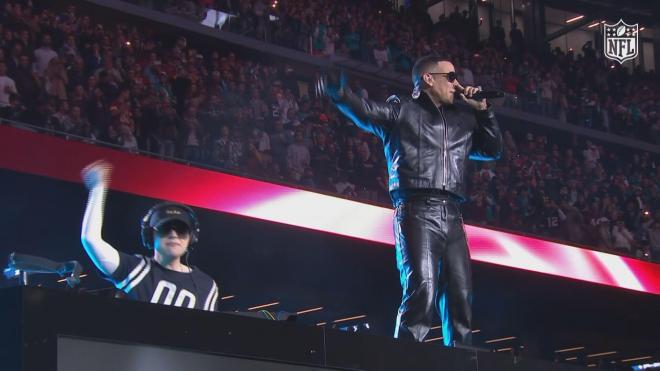 Bizarrap y Daddy Yankee, en el descanso del Dolphins-Commanders de la NFL.