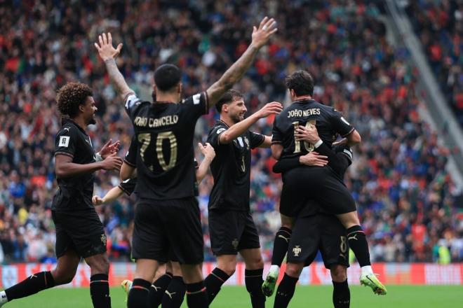 Los jugadores de Portugal celebran uno de sus goles a Armenia (Foto: EFE).