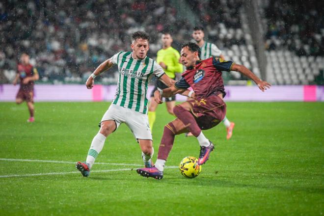 Giacomo Quagliata pisa la pelota en el Córdoba-Deportivo (Foto: LALIGA).