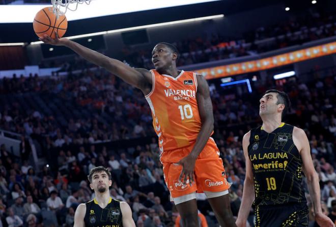 El merecido premio del liderato para Valencia Basket (Foto: M. A. Polo)