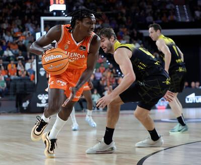 El merecido premio del liderato para Valencia Basket (Foto: M. A. Polo)