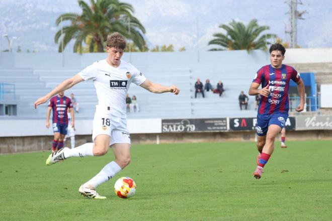 El VCF Mestalla vende cara su derrota en casa del líder (1-0)