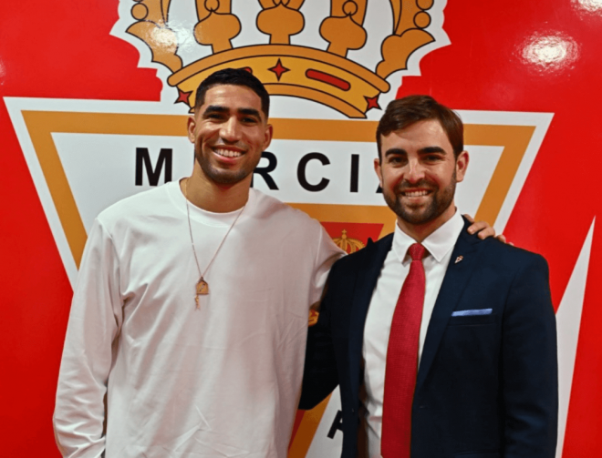 Achraf Hakimi posa delante del escudo del Real Murcia. (Foto: Real Murcia)