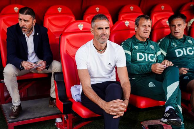 Gaizka Garitano, antes de arrancar el Almería-Cádiz (Foto: LALIGA).
