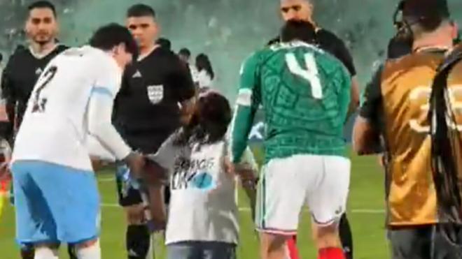 Giménez y Edson Álvarez ayudando a niña con muletas (Fuente: @Tudnusa)