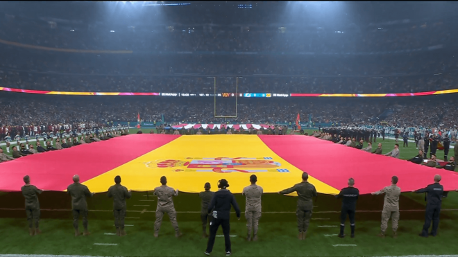 La bandera de España, en el Santiago Bernabéu antes del Dolphins-Commanders.