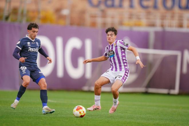Rulo, ante Bravo, del Marino, en los Anexos (Foto: Real Valladolid).