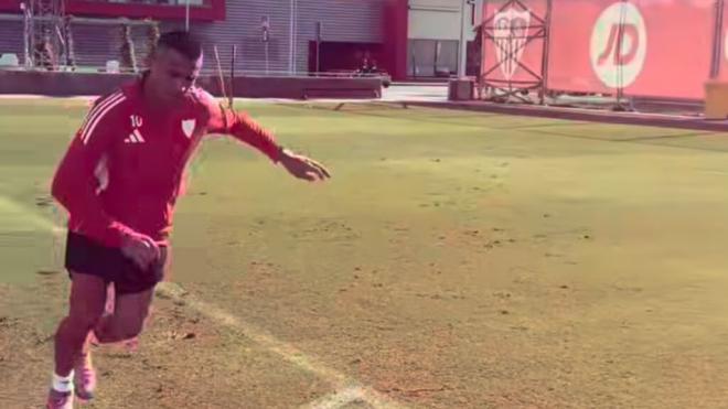 Alexis Sánchez, ejercitándose este domingo.