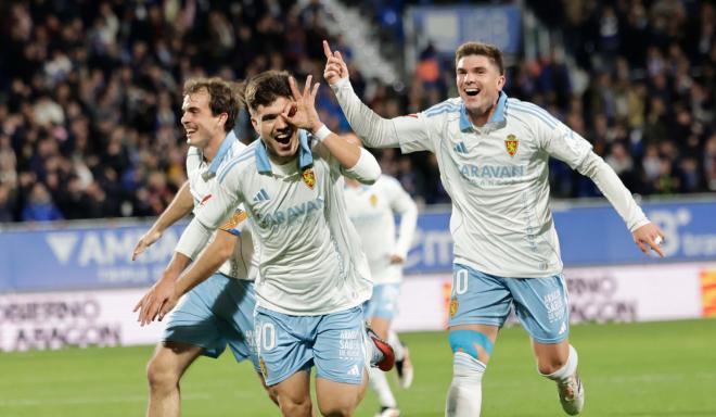 Martín Aguirregabiria celebra su golazo en el Real Zaragoza-Huesca (Foto: LALIGA).