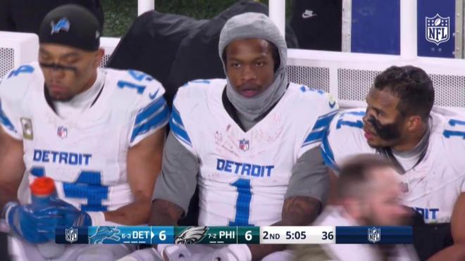 Jameson Williams tras ver que su equipo no anotaba el punto extra de su touchdown