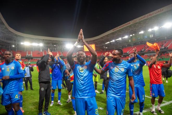 La RD Congo, entre ellos Bakambu, celebran la victoria ante Nigeria. (Foto: EFE)