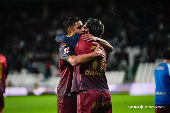 Yeremay y Mella se funden en un abrazo. (Foto: LALIGA)