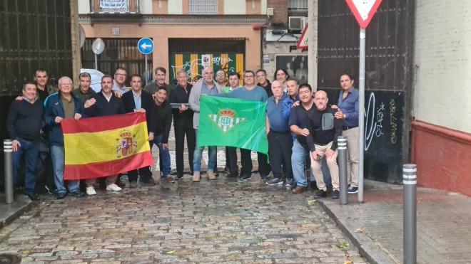 Una representación del equipo infantil campeón de España, con Mani.