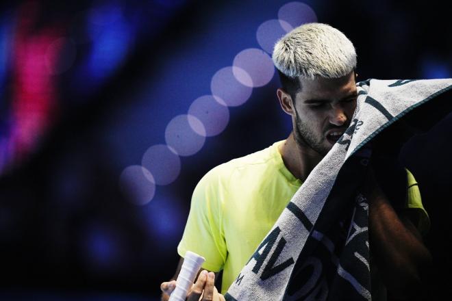Carlos Alcaraz se lamenta tras perder un punto ante Jannik Sinner (Foto: Europa Press).