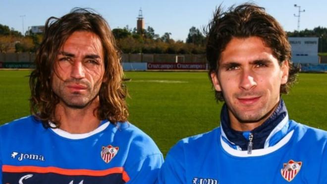 Javi Navarro y Julien Escudé, en su etapa como jugadores del Sevilla (Foto: X)