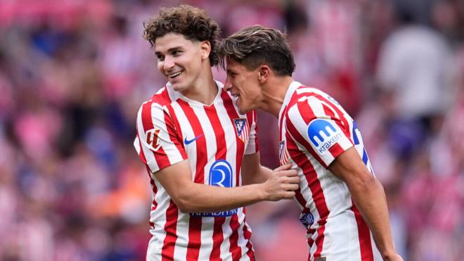 Julián Álvarez con Giuliano Simeone (Europa Press)