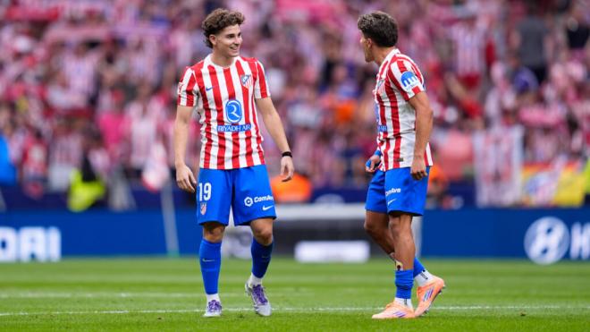 Julián Álvarez junto a Giuliano Simeone (Europa Press)