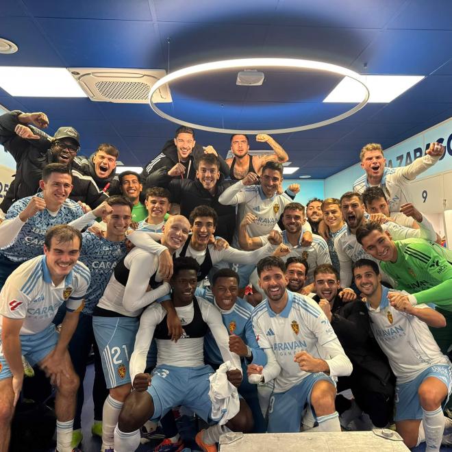 La plantilla blanquilla celebra la victoria ante el Huesca. (Foto: RZ)