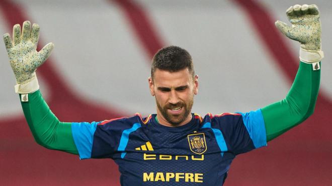 Unai Simón calienta con España (Foto: @SEFutbol).