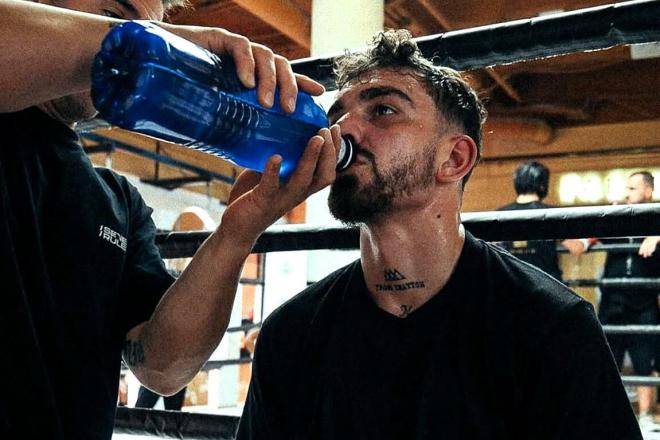 El boxeador Jon Fernández se refresca en un entrenamiento para la velada de Bilbao.