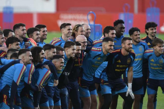 Jesús Navas posa junto a la selección en un entrenamiento (FOTO: Kiko Hurtado).