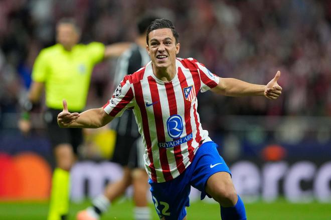 Raspadori celebrando un gol en Champions League (Cordon Press)