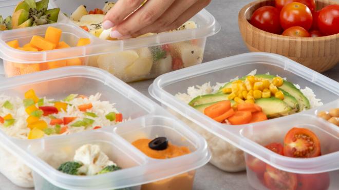Tápers de plástico con comida (Freepik)