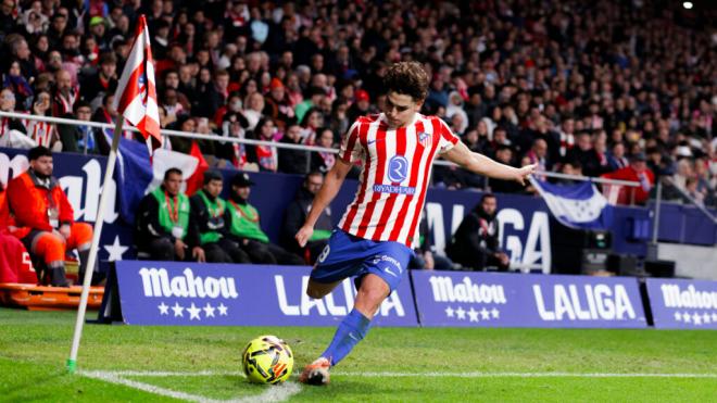 Julián álvarez sacando un córner en el Metropolitano (Foto: Cordon Press)
