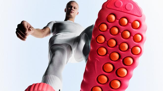 Erling Haaland con las Nike Min 001 (Foto: Nike)