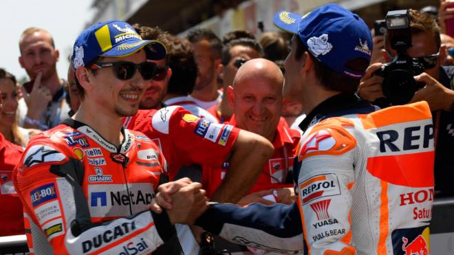 Jorge Lorenzo y Marc Márquez, tras un Gran Premio de MotoGP (foto: Cordon Press)