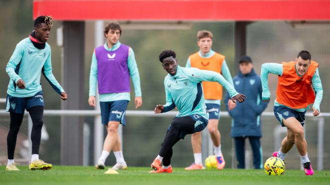 Nico Williams participa en el entrenamiento de Lezama con Adama Boiro, Juaregizar o Urko Izeta (Foto: Athletic Club).