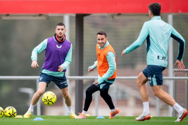 Oihan Sancet y Alx Berenguer, en el entrenamiento del martes en Lezama (Foto: Athletic Club).