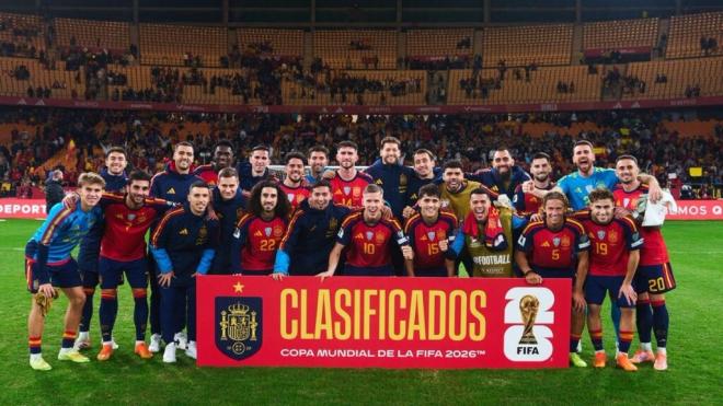 España posa tras conseguir la clasificación para el Mundial 2026 (FOTO:@SEFutbol).