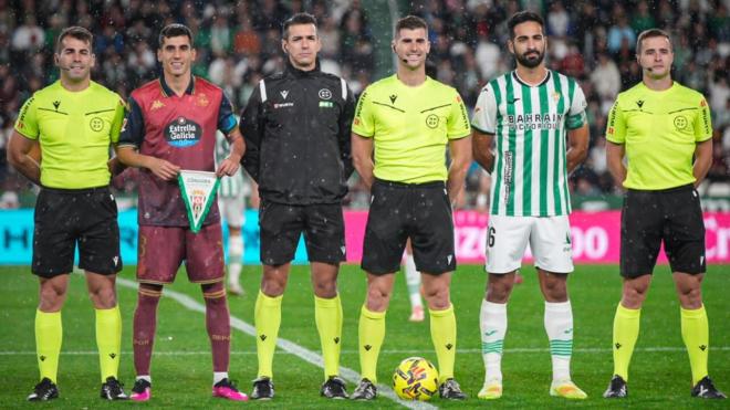Rubén Alves, junto al árbitro Álvaro Moreno Aragón en el Córdoba - Dépor (Foto: LALIGA).