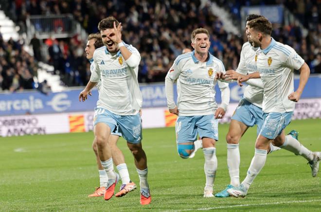 Los jugadores del Real Zaragoza celebran el gol del triunfo ante el Huesca (Foto: LALIGA).