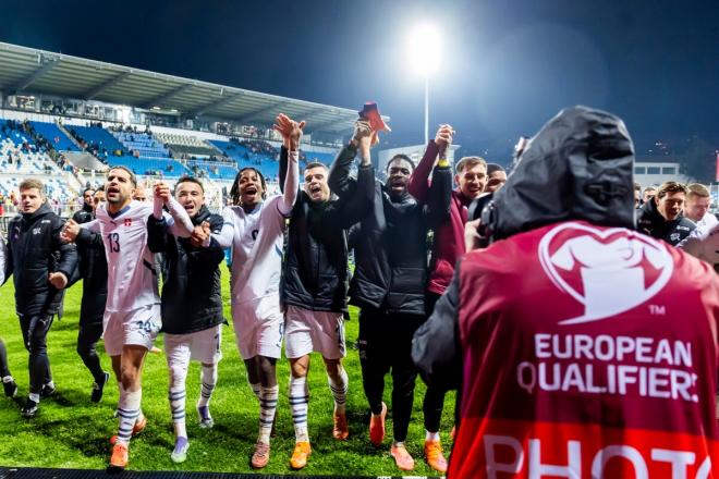 Ricardo Rodríguez y Rubén Vargas celebran la clasificación de Suiza para el Mundial (Foto: EFE).