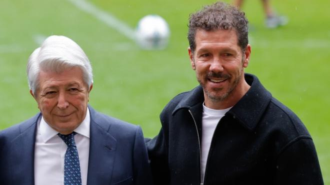 Enrique Cerezo y el Cholo Simeone durante el entrenamiento de los Dolphins (Europa Press)