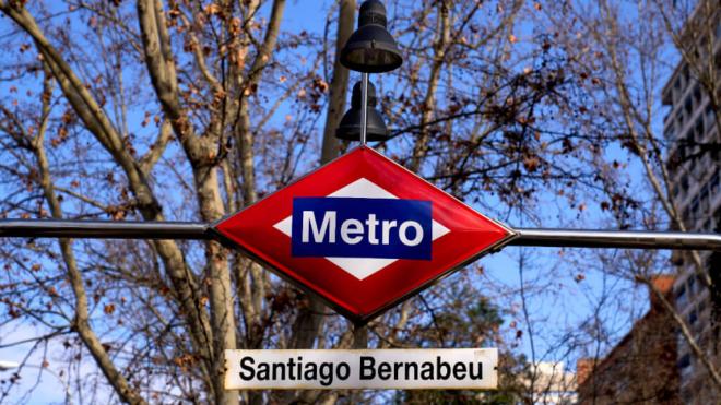 Cartel de la estación de metro del Santiago Bernabéu (Foto: Cordon Press)
