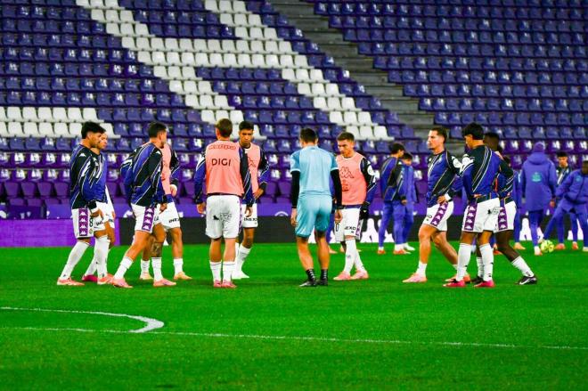 Jugadores del Pucela ante el Estrela Amadora.