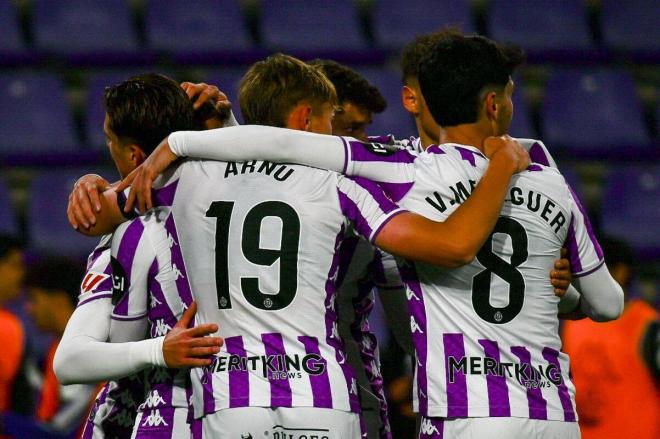 Jugadores del Pucela celebran el gol de Canós ante el Estrela Amadora.