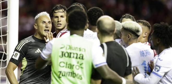 Keylor Navas durante el partido salvó a Costa Rica ante la Honduras de Arriaga (Foto: EFE)