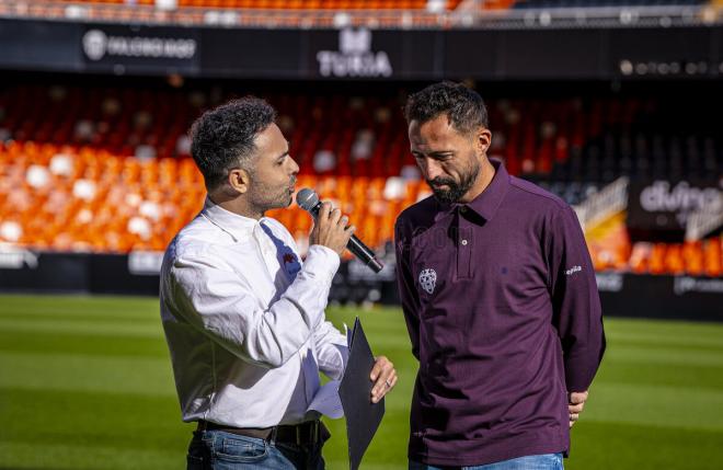 Los entrenadores y capitanes del derbi valenciano posan en Mestalla. (Foto: VCF)