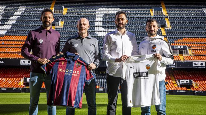 Los entrenadores y capitanes del derbi valenciano posan en Mestalla. (Foto: VCF)