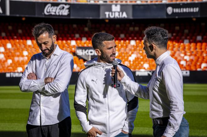 Los entrenadores y capitanes del derbi valenciano posan en Mestalla. (Foto: VCF)
